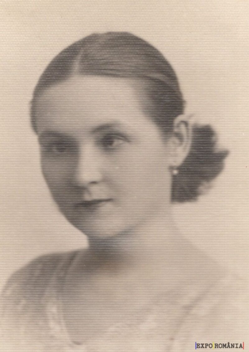 Portret alb-negru al unei tinere femei