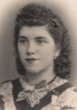 Portret de tânără din perioada interbelică