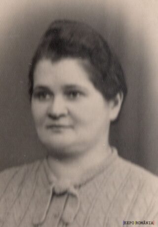 Portret alb-negru de epocă al unei femei