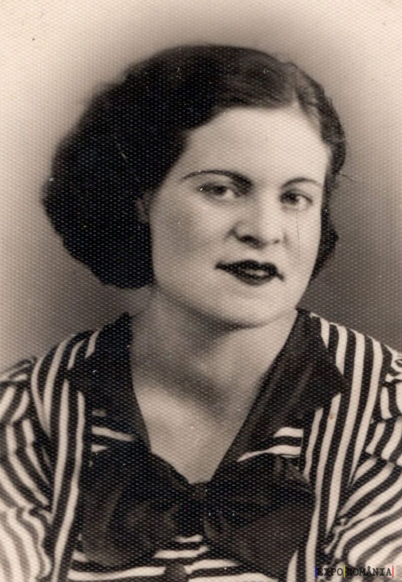 Femeie într-o fotografie veche