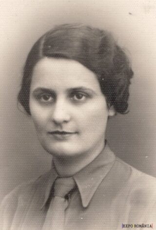 Portret alb-negru al unei femei serioase