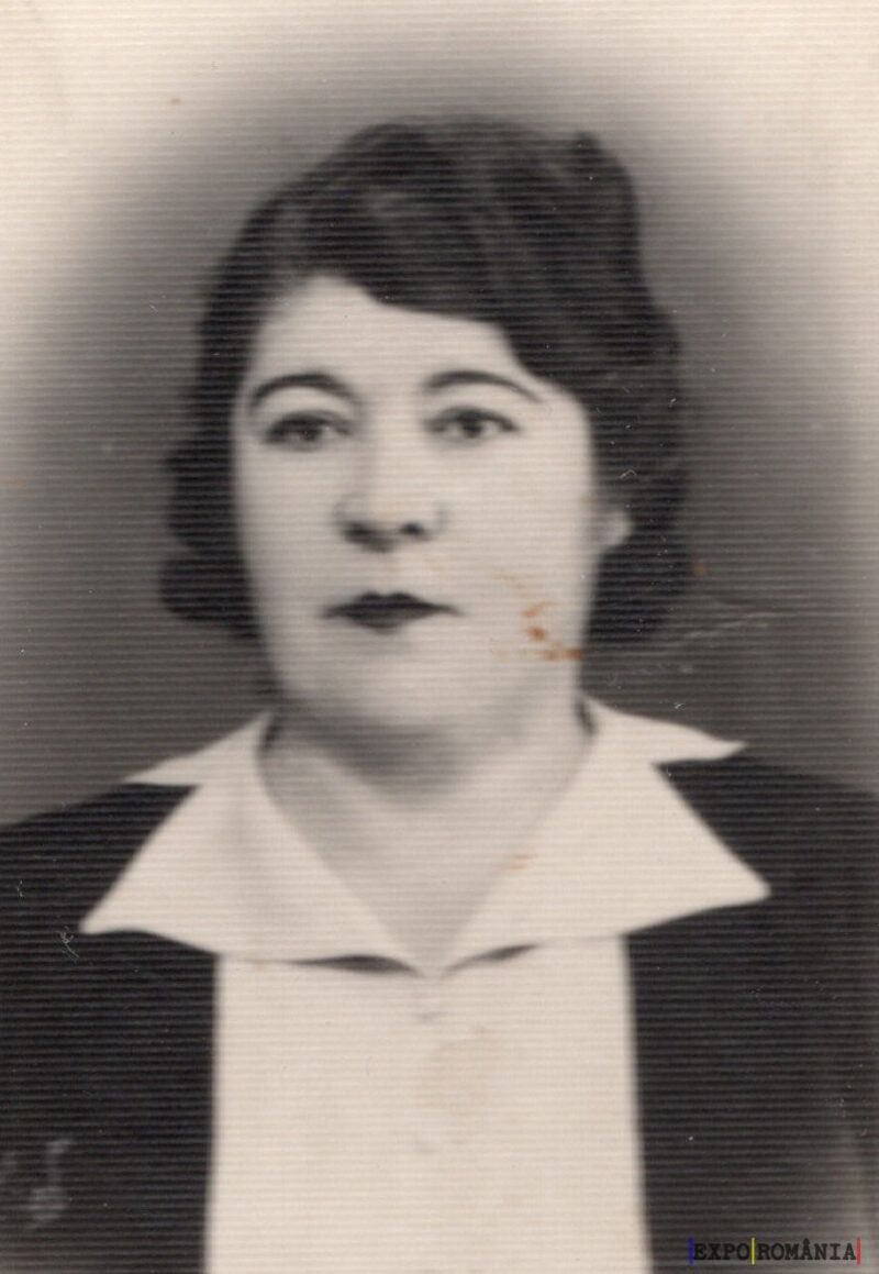 Portret alb-negru al unei femei elegante