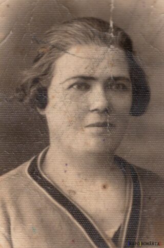 Femeie din trecutul secolului XX