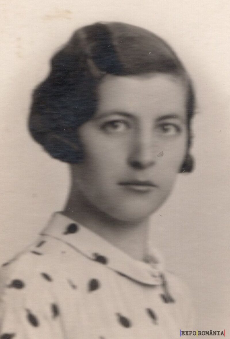 Portret alb-negru al unei femei