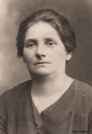 Portret alb-negru al unei femei serioase