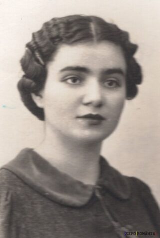 Femeie din anii '30 în portret alb-negru