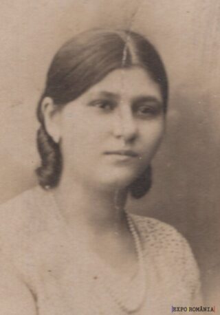 Portret vintage al unei tinere femei