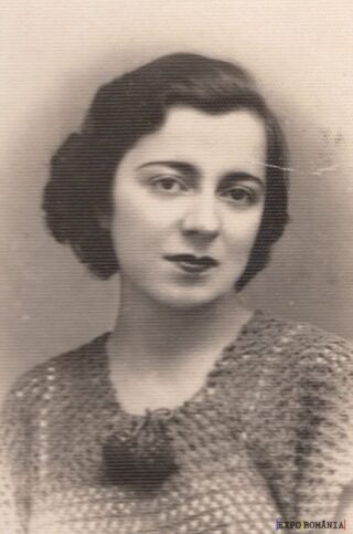 Femeie în portret alb-negru