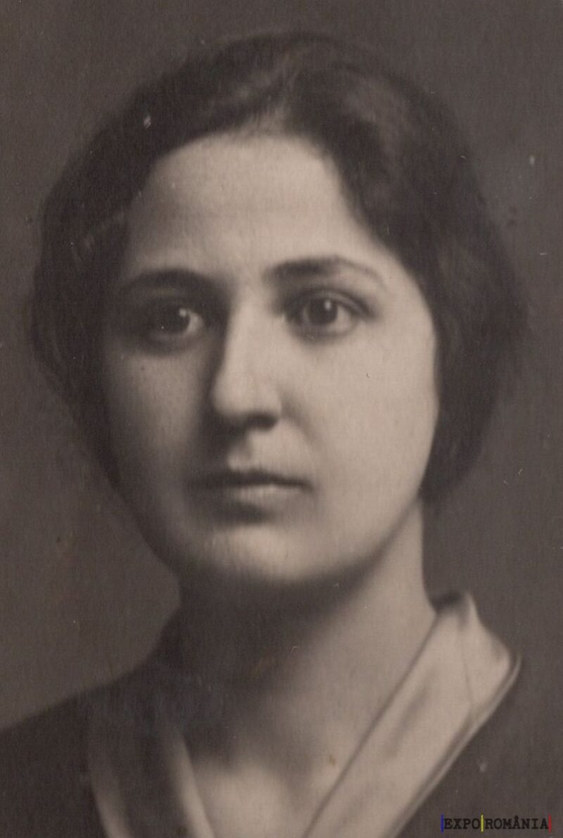 Portretul unei femei în alb și negru