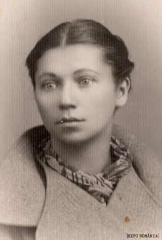 Portret alb-negru al unei femei misterioase