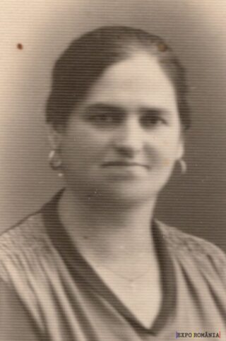 Portret în sepia al unei femei