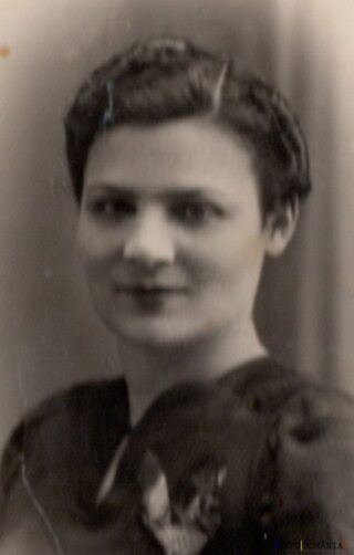 Portret alb-negru al unei femei