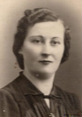 Portret alb-negru al unei femei