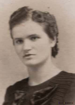 Portret alb-negru al unei femei tinere