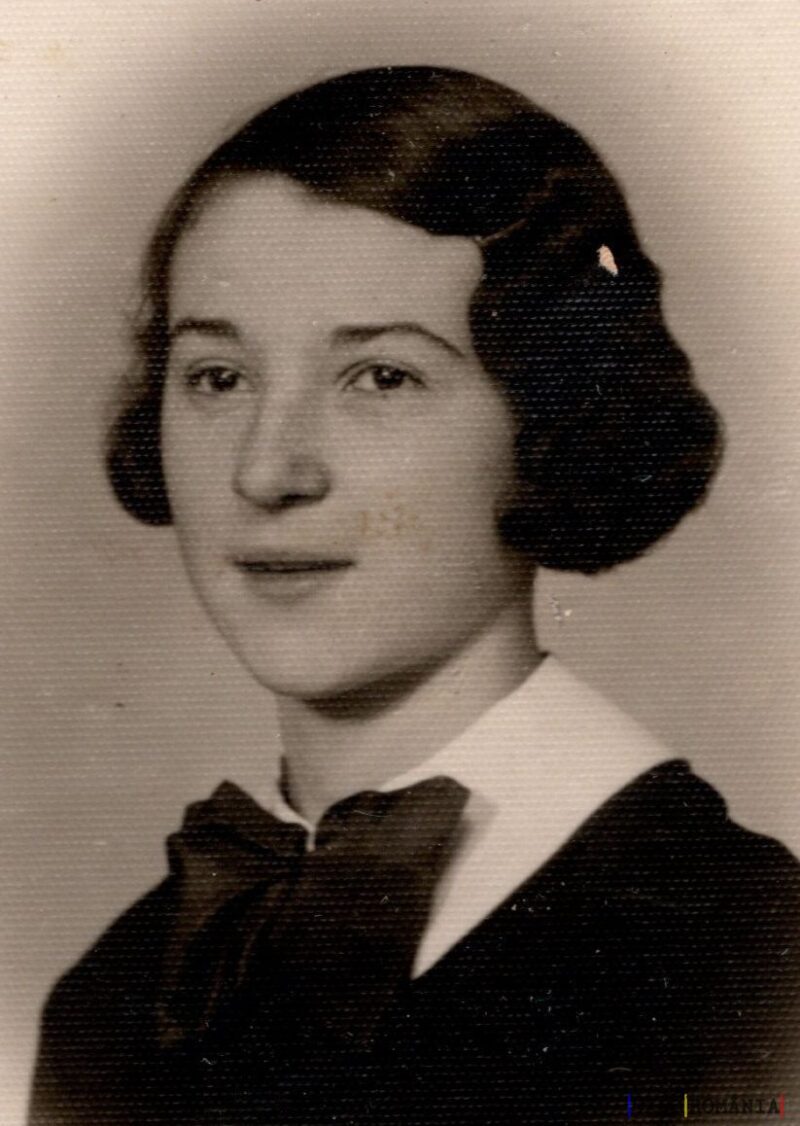 Portret alb-negru al unei tinere