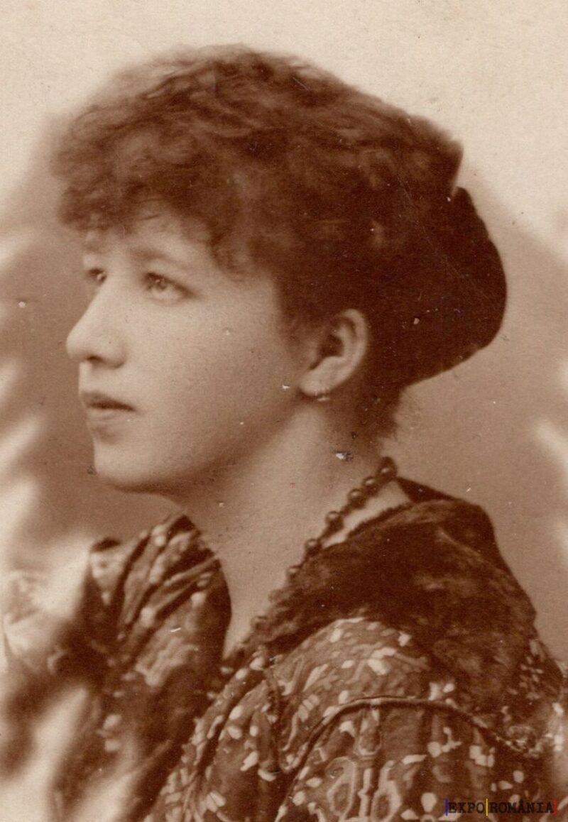 Portret vintage al unei femei visătoare