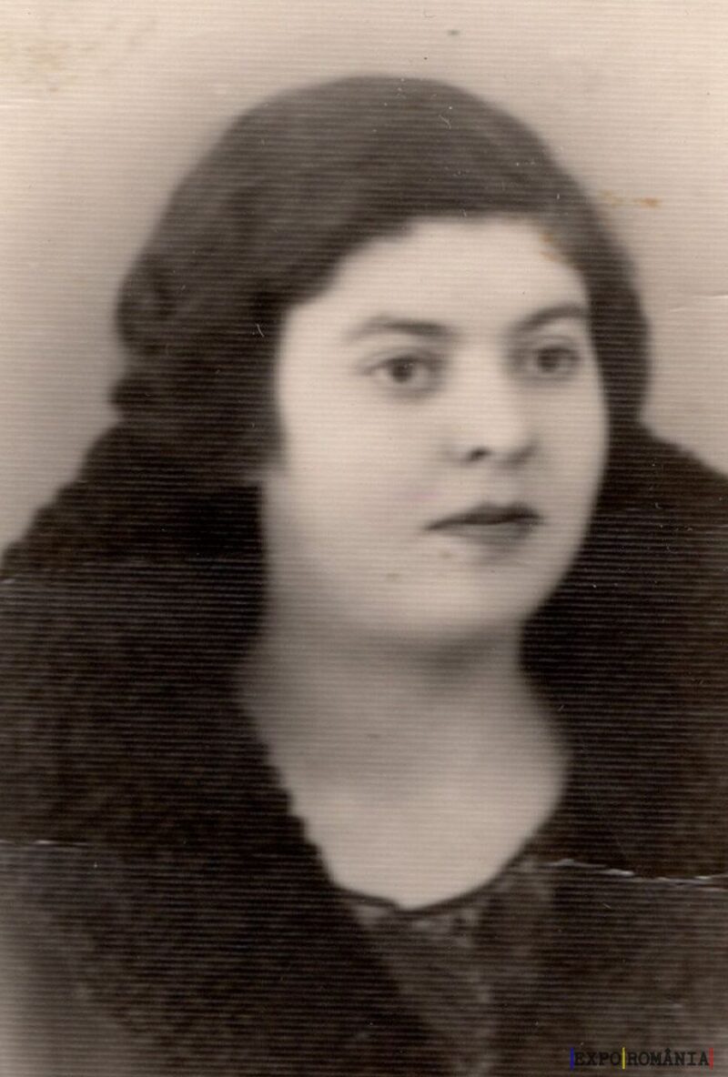 Portret foto alb-negru al unei femei