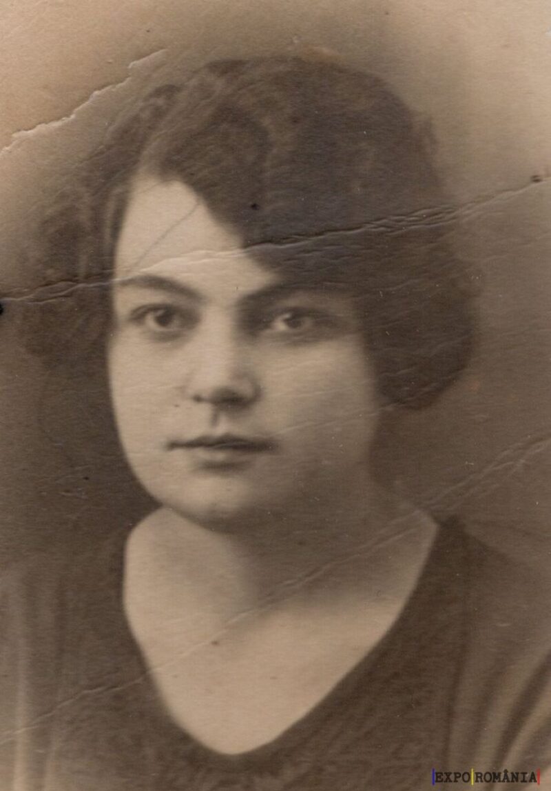 Portret vechi în sepia al unei femei