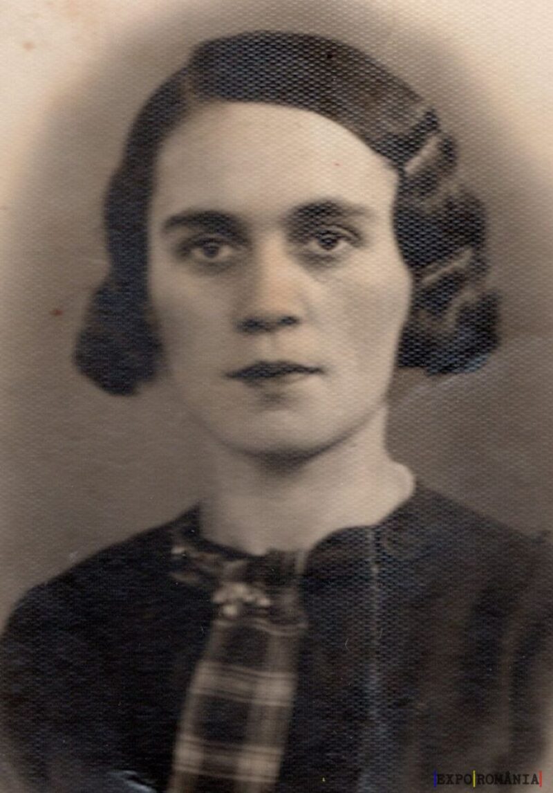 Portret alb-negru al unei femei