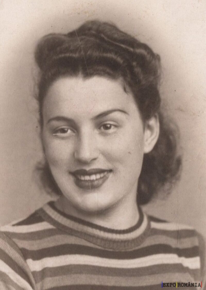 Portret retro alb-negru al unei femei zâmbitoare