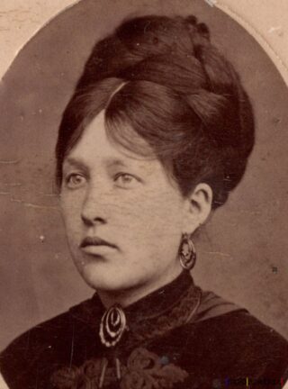 Portret vechi al unei femei elegante