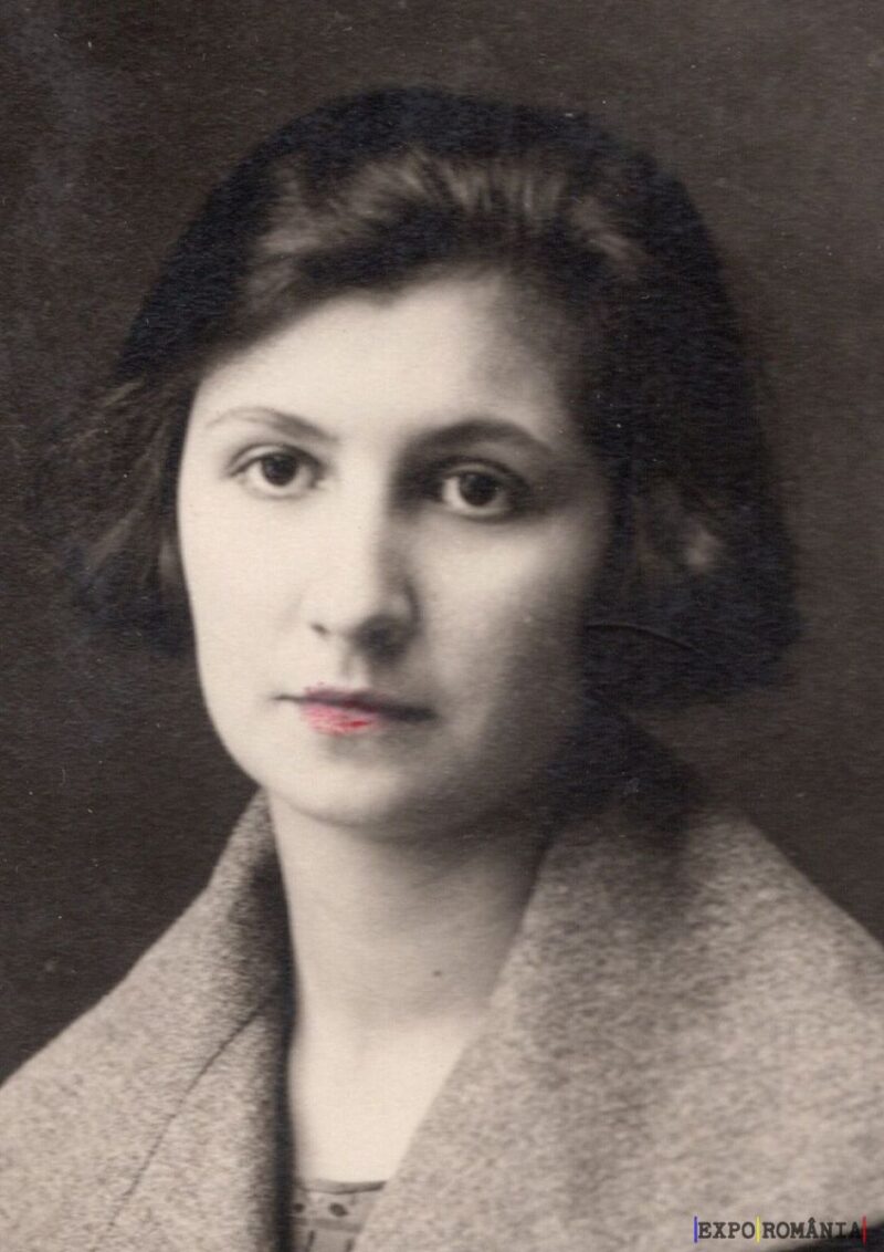 Portret de epocă alb-negru al unei femei