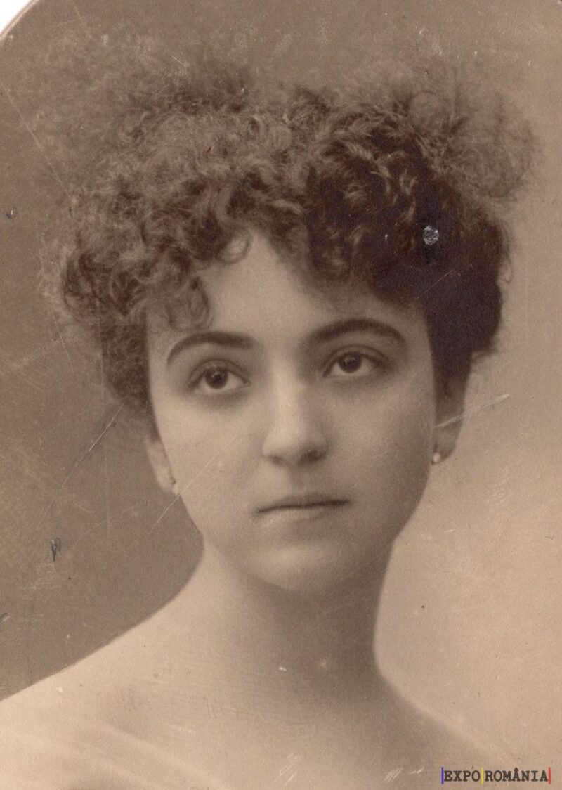 Portret vintage al unei tinere femei