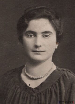 Portretul unei femei cu mărgele