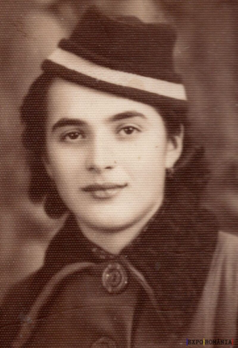 Portret alb-negru al unei femei elegante