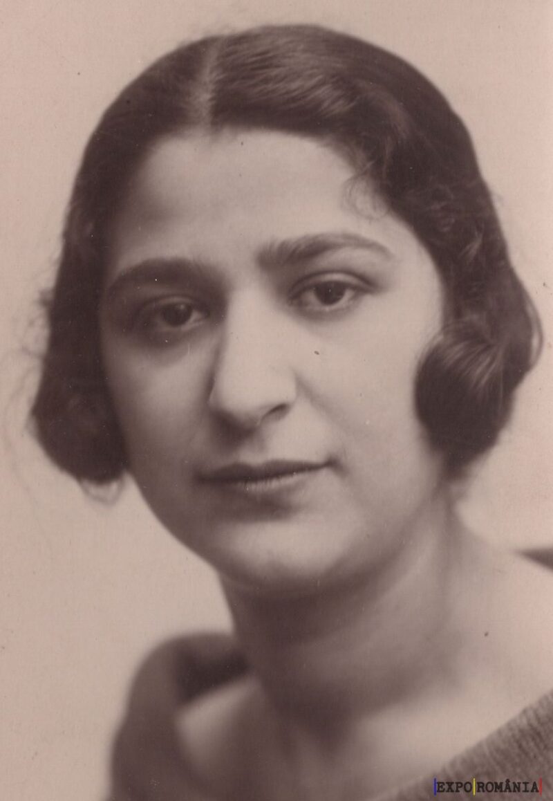 Portret alb-negru al unei tinere femei