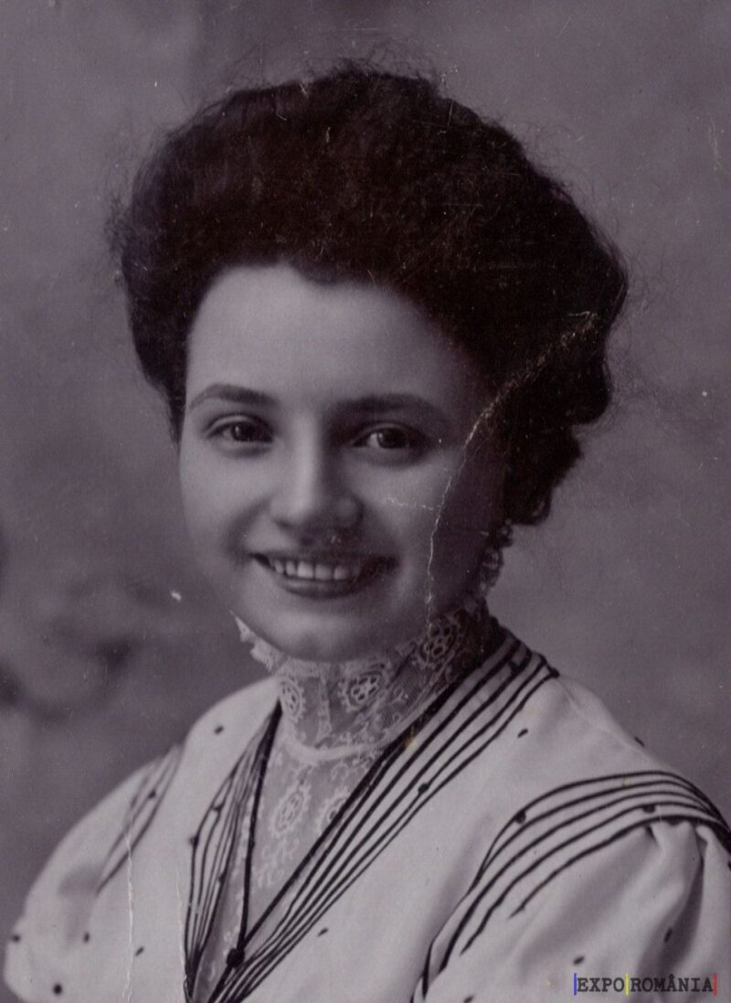 Portret de femeie zâmbitoare în stil vintage