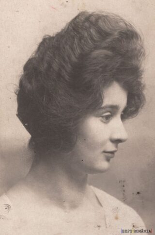 Portret alb-negru al unei femei elegante