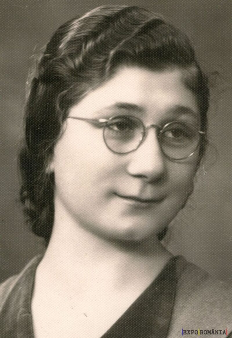 Portret de epocă al unei femei cu ochelari