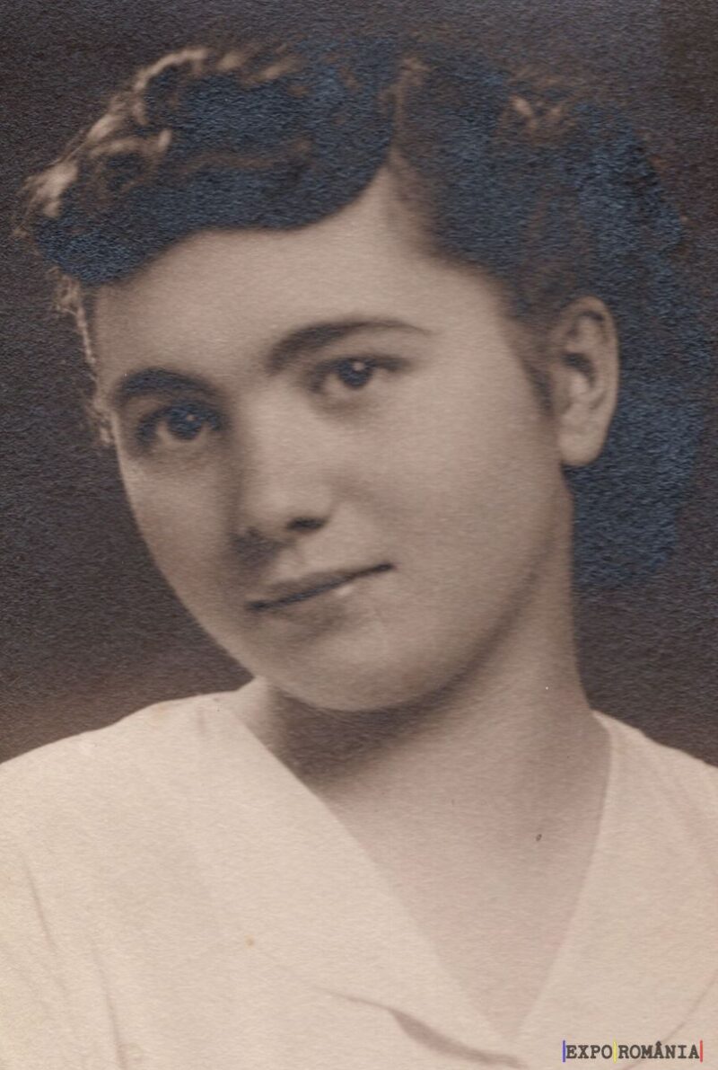 Portret alb-negru al unei tinere