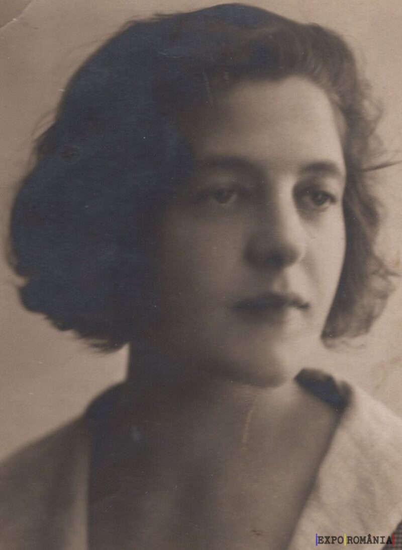 Portret alb-negru al unei femei