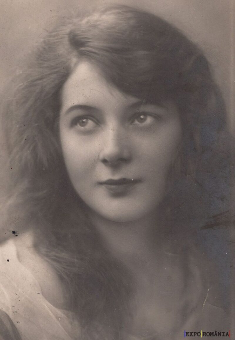 Portret vintage al unei femei tinere