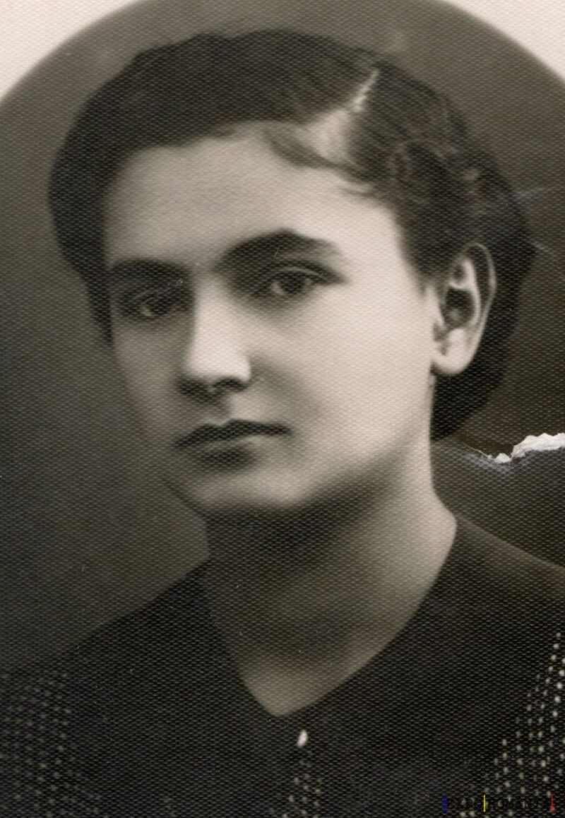 Portret în alb-negru al unei tinere femei