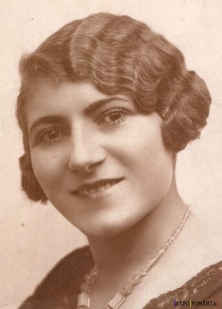 Portret de epocă al unei femei zâmbitoare