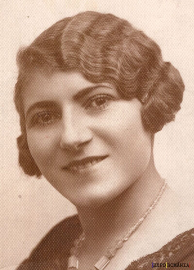 Portret de epocă al unei femei zâmbitoare