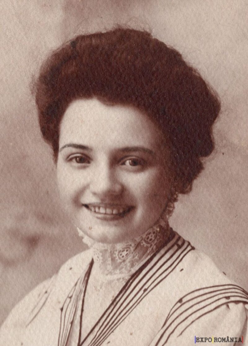 Zâmbetul unei femei dintr-o fotografie vintage