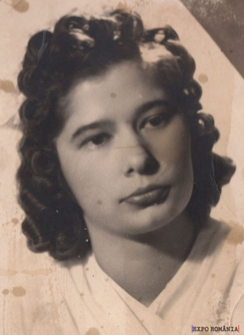 Portret alb-negru al unei femei tinere