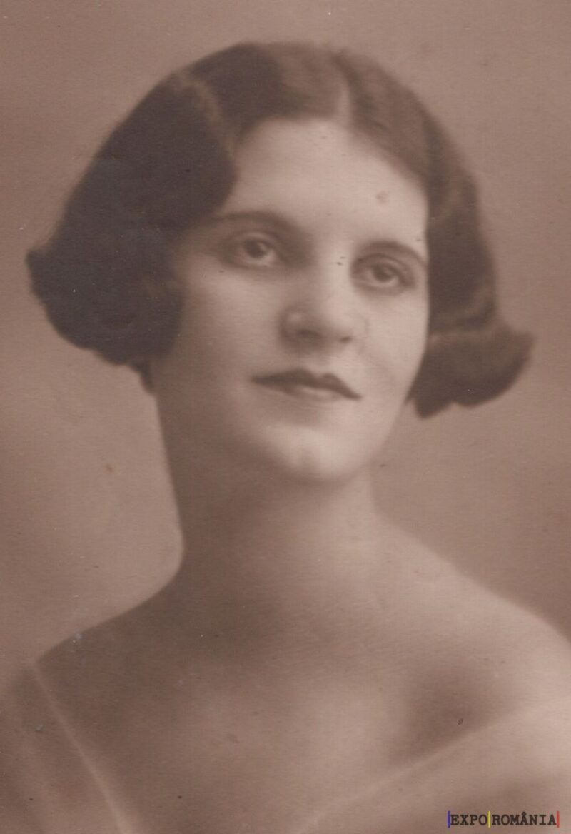 Portret vechi în sepia al unei femei elegante