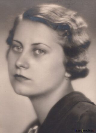 Portret alb-negru al unei femei elegante