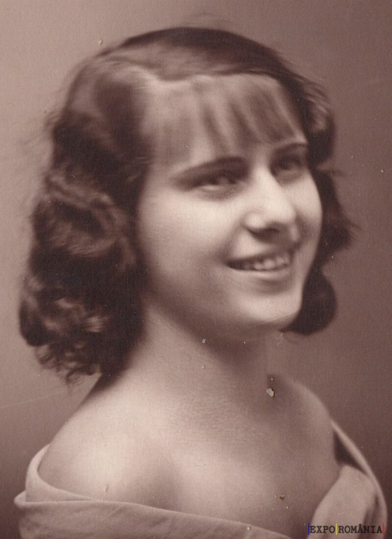 Zâmbet din trecut într-o fotografie sepia