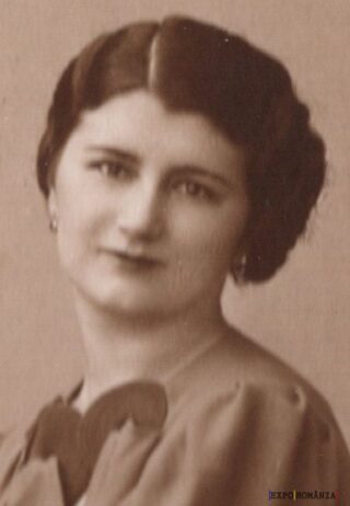 Portret alb-negru al unei femei zâmbitoare