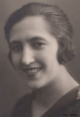 Portret alb-negru al unei femei zâmbitoare