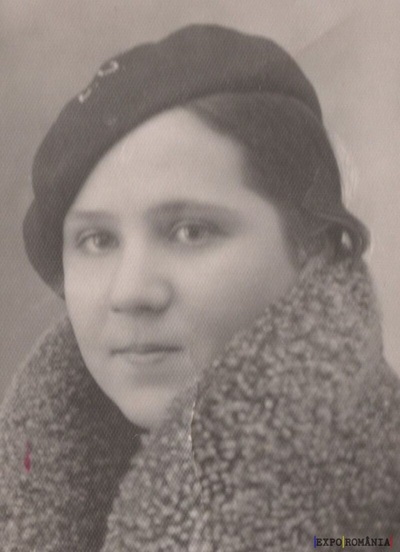 Portret alb-negru al unei doamne elegante