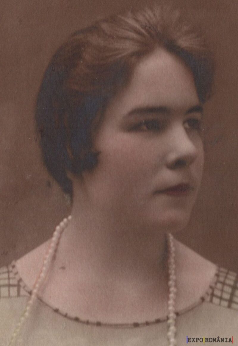 Portret feminin din perioada interbelică