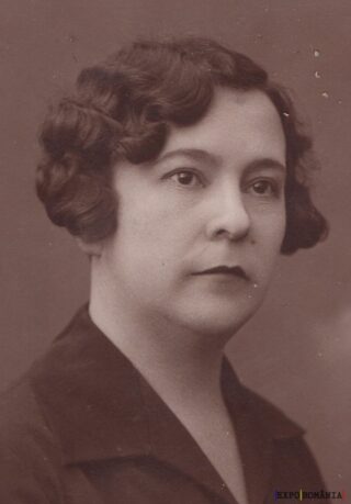 Portret alb-negru al unei femei serioase