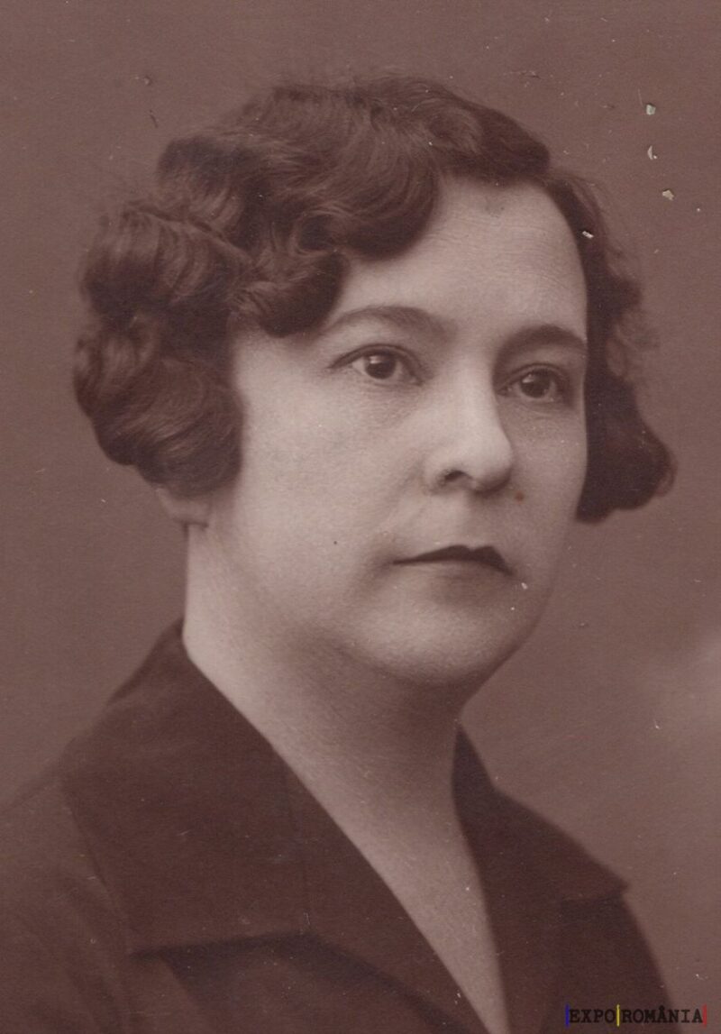 Portret alb-negru al unei femei serioase